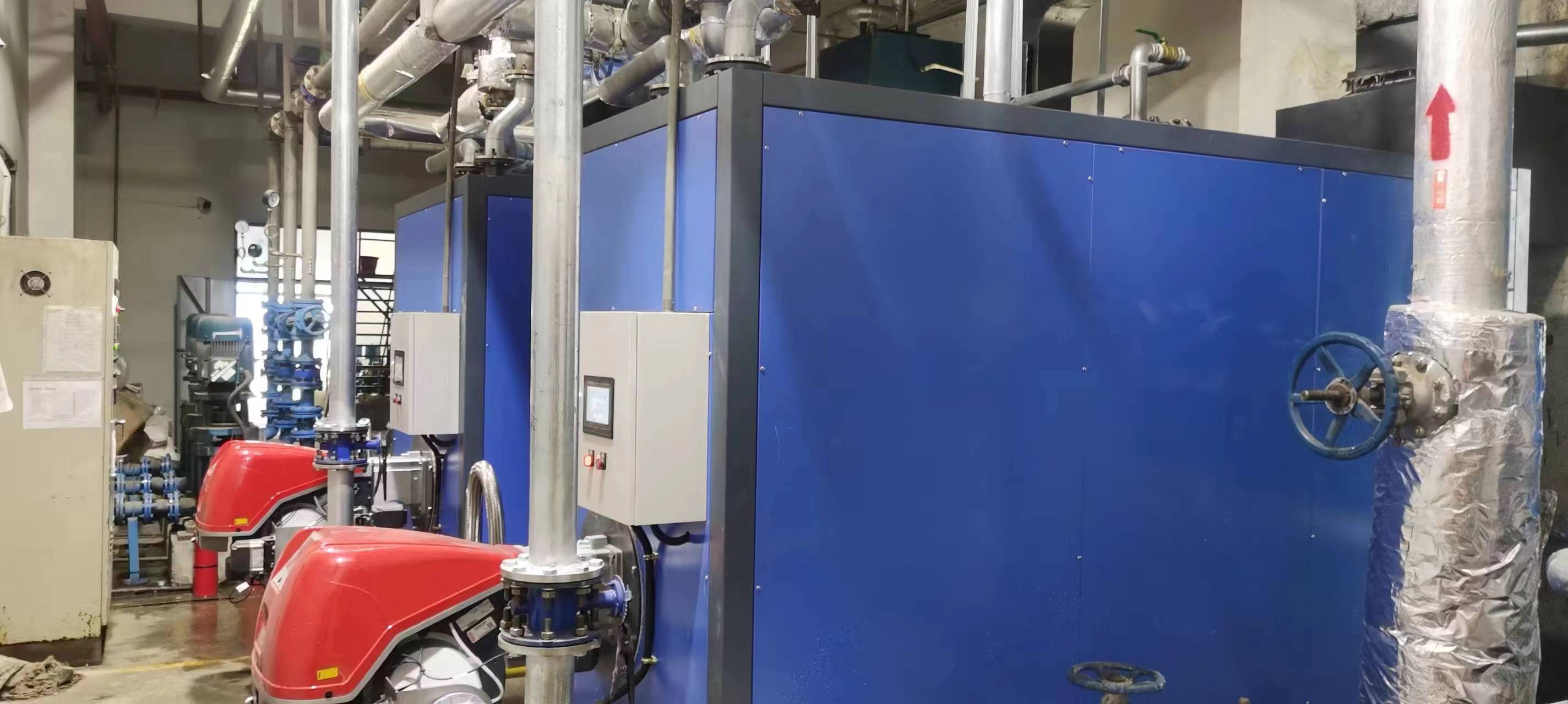佛山富士康集团 两台80万大卡内置换热器低氮燃气热水炉